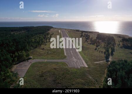 Piccolo aeroporto epmty vicino al mare in località, aereo Foto Stock