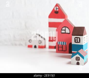 case giocattolo villaggio, case dipinte a mano nei colori rosso e blu. piccola città fatta di figurine di legno. hobby e concetto di svago. artigianato e fatto a mano t Foto Stock