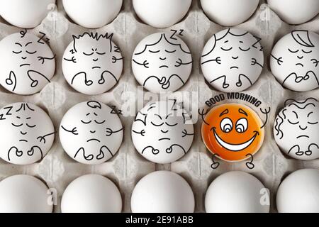 Uova di pollo divertenti in scatola, vista dall'alto. Concetto di unicità Foto Stock