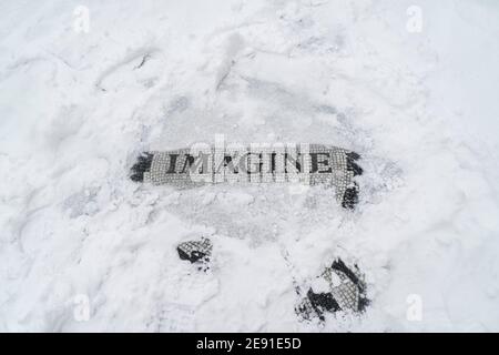 New York, Stati Uniti. 01 Feb 2021. Vista del campo di Strawberry Immaginate un mosaico fatto in memoria di John Lennon coperto di neve come tempesta maggiore coprire New York City con più di un piede previsto a terra il 1 febbraio 2021. (Foto di Lev Radin/Sipa USA) Credit: Sipa USA/Alamy Live News Foto Stock