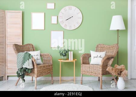 Interno di una camera moderna con sedie in vimini Foto Stock