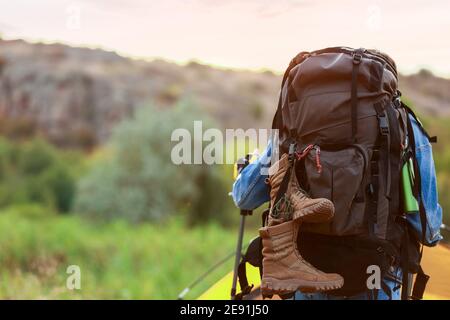 Giovane turista maschile in campagna Foto Stock