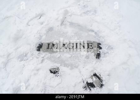 New York, NY - 1 febbraio 2021: Vista del campo di Strawberry Immaginate un mosaico in memoria di John Lennon coperto di neve come tempesta maggiore coprire New York City con più di un piede previsto a terra Foto Stock