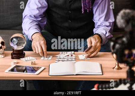 Maschio fortuna teller video di registrazione per blog Foto Stock