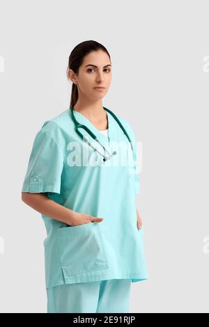 Ritratto di medico femminile su sfondo chiaro Foto Stock