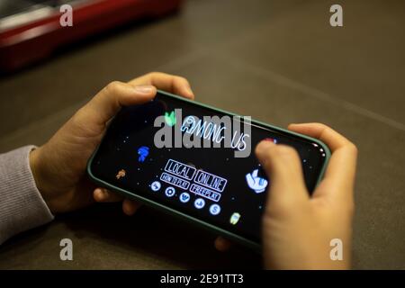 Una donna gioca tra noi, un gioco online multiplayer deduzione sociale sviluppato e pubblicato da studio di gioco americano Innersloth, il 1 febbraio 2021. Foto Stock