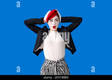 Pantomimista femminile su sfondo a colori Foto Stock