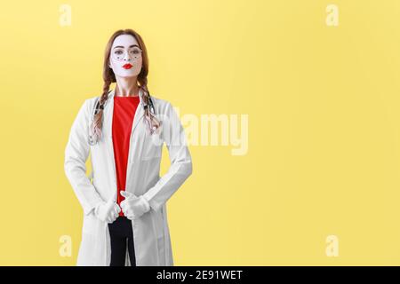 Pantomimista femminile vestita come medico su sfondo colorato Foto Stock