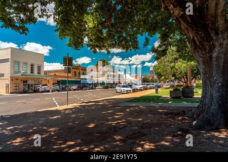 Warwick, Queensland, Australia - strada principale per lo shopping con il municipio sullo sfondo, vista dal parco di Leslie Foto Stock