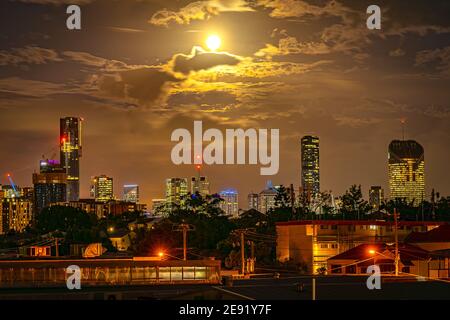 Brisbane, Australia - paesaggio urbano di notte illuminato dalla luna piena Foto Stock