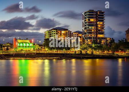 Brisbane, Australia - appartamenti residenziali di notte lungo il fiume Brisbane Foto Stock