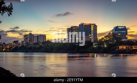 Brisbane, Australia - appartamenti residenziali di notte lungo il fiume Brisbane Foto Stock