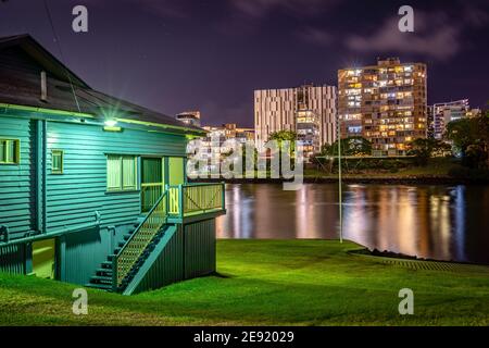 Brisbane, Australia - edificio storico South Brisbane Sailing Club con appartamenti moderni sullo sfondo Foto Stock