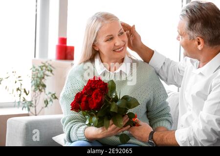 Coppia matura che festeggia San Valentino a casa Foto Stock