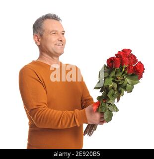 Uomo maturo con bouquet di bellissimi fiori su sfondo bianco Foto Stock