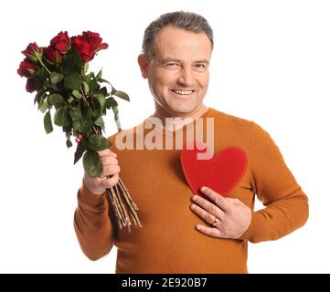 Uomo maturo con mazzo di fiori e cuore rosso su sfondo bianco Foto Stock