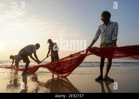 Udupi,Karnataka, India - Dicembre 6,2020 : le storie dei pescatori sulla riva Foto Stock