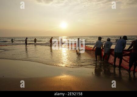 Udupi,Karnataka, India - Dicembre 6,2020 : le storie dei pescatori sulla riva Foto Stock