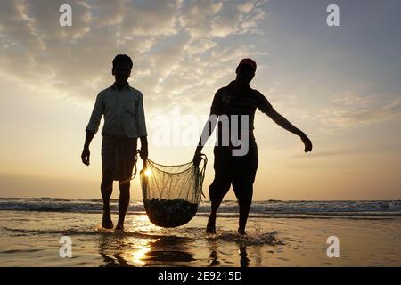 Udupi,Karnataka, India - Dicembre 6,2020 : le storie dei pescatori sulla riva Foto Stock