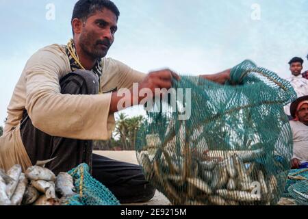 Udupi,Karnataka, India - Dicembre 6,2020 : le storie dei pescatori sulla riva Foto Stock