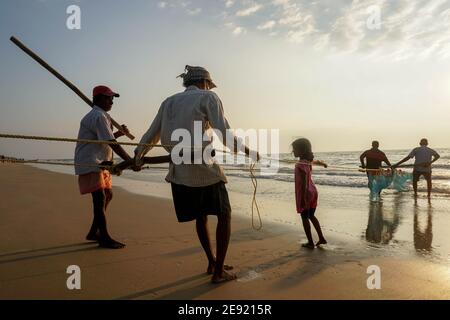 Udupi,Karnataka, India - Dicembre 6,2020 : le storie dei pescatori sulla riva Foto Stock