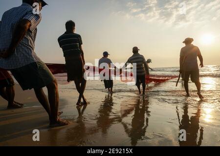 Udupi,Karnataka, India - Dicembre 6,2020 : le storie dei pescatori sulla riva Foto Stock