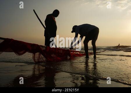 Udupi,Karnataka, India - Dicembre 6,2020 : le storie dei pescatori sulla riva Foto Stock