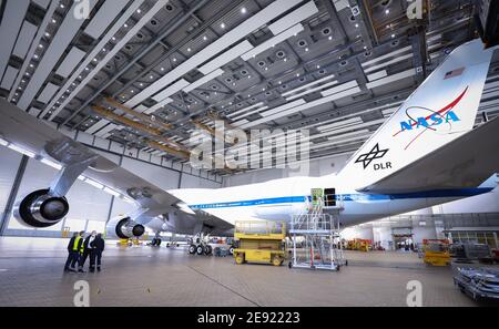 Amburgo, Germania. 26 gennaio 2021. Un Boeing 747 convertito con l'osservatorio stratosferico volante 'Sofia' è alla base di Lufthansa Technik per i controlli finali. L'Osservatorio stratosferico per l'Astronomia infrarossa (Sofia) è un Boeing 747 convertito in un telescopio volante dall'agenzia spaziale statunitense NASA e dal Centro aerospaziale tedesco (DLR). La manutenzione dell'unico telescopio volante 'Sofia' al mondo ad Amburgo, che ha richiesto diverse settimane, è stata completata. Credit: Christian Charisius/dpa/Alamy Live News Foto Stock