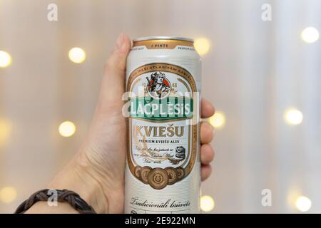 Tyumen, Russia-15 gennaio 2021: Birra lacplesis in un vaso. Lattina di alluminio di birra lettone Lacplesis kviesu dal produttore Royal. Foto Stock