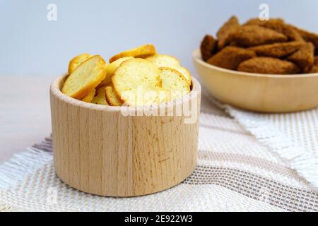 crostini fatti in casa di pane bianco in ciotola di legno copyspace Foto Stock