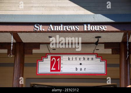 Whistler, Canada - Luglio 5,2020: Vista del segno St. Andrews House Appartments e 21 Steps Kitchen and Bar nel Whistler Village Foto Stock