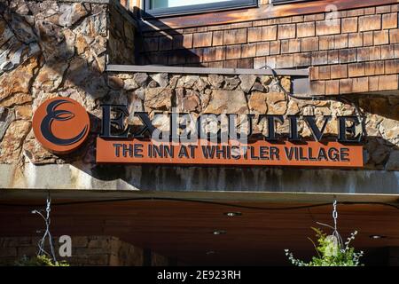 Whistler, Canada - Luglio 5,2020: Vista del cartello Executive The Inn at Whistler Village Foto Stock