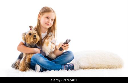 Ragazza e il suo compagno terrier isolato su bianco Foto Stock