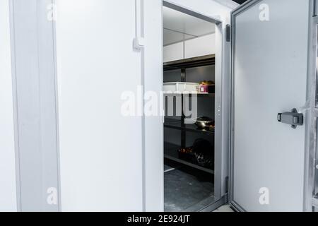 Frigorifero porta in cucina professionale nel ristorante Foto Stock