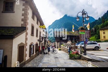 Alagna Valsesia, Italia - 22 agosto 2019: Strada turistica ad Alagna Valsesia, Italia Foto Stock