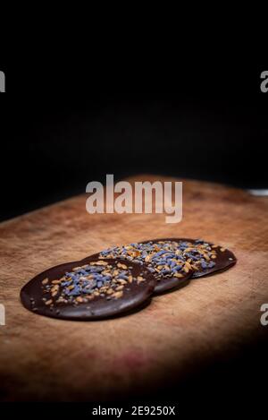 Monete di cioccolato fondente dolci di snack dessert Foto Stock