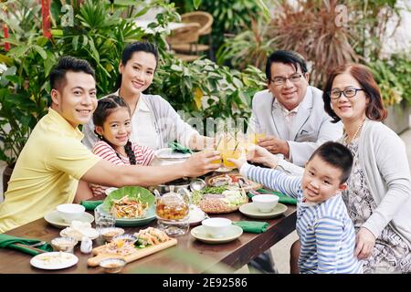 Tostatura in famiglia al festival di primavera Foto Stock