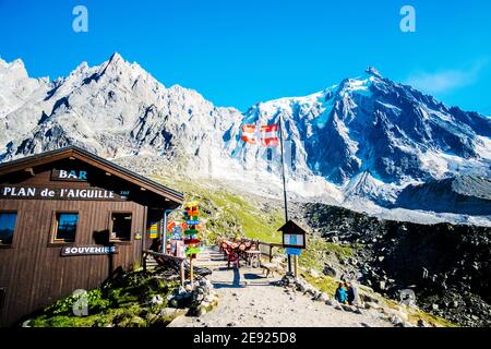 Shamoni Rrance - 25 agosto 2019: Edificio turistico ai piedi del magnifico Monte Bianco Foto Stock