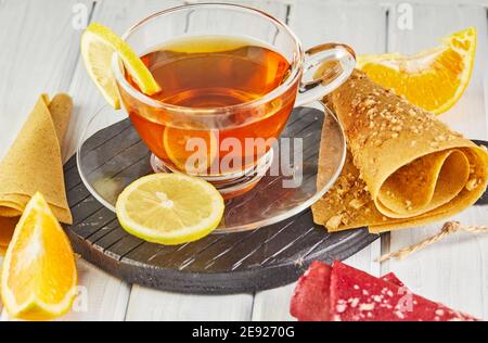 Dolce pastiglia di frutta pura in panini con agrumi e tè al limone. Dolci sani - lecca, patatine di frutta. Dolci naturali di frutti di bosco e. Foto Stock
