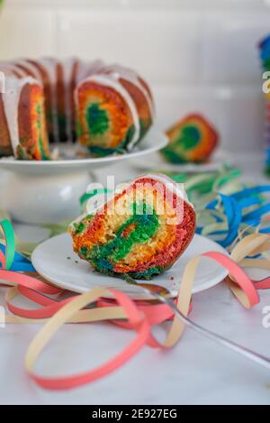 Dolce Home fatto colorata torta di spugna arcobaleno Foto Stock