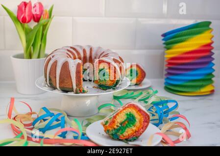 Dolce Home fatto colorata torta di spugna arcobaleno Foto Stock