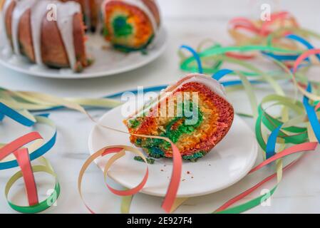 Dolce Home fatto colorata torta di spugna arcobaleno Foto Stock