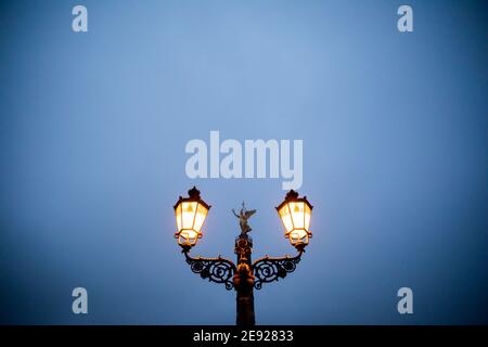 Berlino, Germania. 02 febbraio 2021. La colonna della Vittoria si stende da dietro un lampione al mattino. Credit: Christoph Soeder/dpa/Alamy Live News Foto Stock