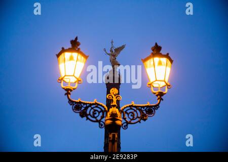 Berlino, Germania. 02 febbraio 2021. La colonna della Vittoria si stende da dietro un lampione al mattino. Credit: Christoph Soeder/dpa/Alamy Live News Foto Stock