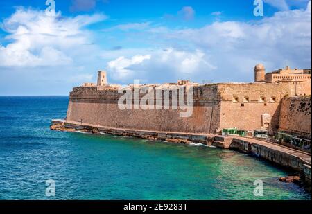 La Baia di Sant'Elmo e le mura cittadine di la Valletta, a Malta. Foto Stock