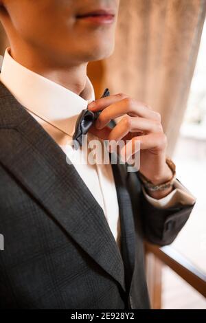 L'elegante uomo uomo stende un archetto intorno al collo Foto Stock