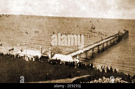 Una vecchia fotografia scattata a Scarborough, North Yorkshire, Regno Unito, che mostra l'originale North Bay Pier Foto Stock