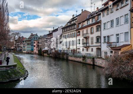 Case a graticcio in Little France, Strasburgo, Francia. Paesaggio paesaggistico alsaziano nel pomeriggio. Foto Stock