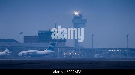 02 febbraio 2021, Sassonia, Schkeuditz: Il terminal passeggeri dell'aeroporto di Lipsia/Halle è tranquillo al mattino. L'aeroporto continua a diventare uno dei più importanti centri di trasporto aereo in Europa. Anche se il numero dei passeggeri è diminuito, soprattutto a causa della pandemia di Corona, la portata del carico è aumentata in modo significativo: Nel 2020, è aumentata del 11.7%, raggiungendo appena meno di 1.4 milioni di tonnellate. Solo a dicembre, il trasporto aereo è aumentato del 35%. Grazie a una speciale certificazione, i prodotti farmaceutici sensibili possono essere trattati anche in aeroporto, il che potrebbe quindi svolgere un ruolo importante in t Foto Stock