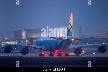 02 febbraio 2021, Sassonia, Schkeuditz: Un Boeing 747-8F gestito da taxi AirBridgeCargo per la pista all'aeroporto di Lipsia/Halle la mattina. L'aeroporto continua a diventare uno dei più importanti centri di trasporto aereo in Europa. Anche se il volume dei passeggeri è diminuito, soprattutto a causa della pandemia di Corona, il volume di merci è aumentato in modo significativo: Nel 2020, è aumentato del 11.7%, raggiungendo appena meno di 1.4 milioni di tonnellate. Solo a dicembre, il trasporto aereo è aumentato del 35%. Grazie a una speciale certificazione, i prodotti farmaceutici sensibili possono essere trattati anche in aeroporto, che potrebbe quindi essere Foto Stock